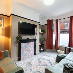 orange-rentals-free-parking-spacious-4-bed-home.hotelsin-chester.com/
